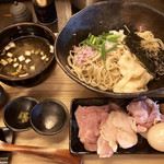 つけ麺 山崎 - 昆布水つけ麺の醤油（900円）と特製トッピング（300円）