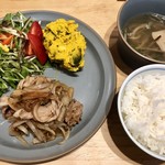 Kane hiroya - ランチプレート(減農薬ゆめぴりか、カボチャサラダ、グリーンサラダ、肩ロースネギ生姜ソース、きのこスープ)