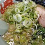 山岡家 - 醤油（味濃いめ・薬味ネギ・アップ）