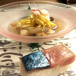 和旬菜と地酒　よし都みやこの　離れ - お通し（鯖寿司と山芋）