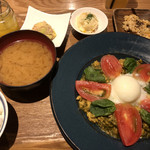 一歩一歩のカフェ食堂 - トマトとバジルのグリーンカレー