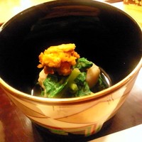 三友居 高輪店 - 京芋と畑菜の煮物　雲丹乗せ