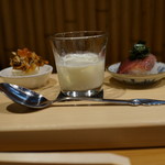 Yakitori Nidaime Kyuujirou - ヴィシソワーズの冷製スープと鰹の握り、いか人参奴イクラ添え（お通し）