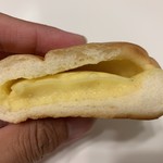 ワイズマート - 贅沢クリームパンの断面