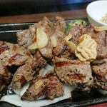 いきなり！ステーキ - まさかの別皿のニンニクバターも鉄板の上に…