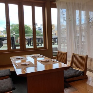 【一階 掘りごたつ席｜2～24名様】鴨川をそよぐ風を感じられる開放的なお席