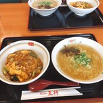 餃子の王将 - 日替りの火曜日は塩ラーメンと麻婆野菜丼のセットで630円（税別）