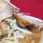 ラーメン二郎 - 豚の厚み