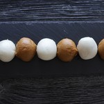 田原屋菓子店 - 茶色の生地は、アンが白です。