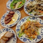 華龍飯店 - バンバンジー(右手前)ソースの味がめちゃ好み　胡麻担々麺+麻辣な感じ
            チャーシュー(左中)　八角が中国っぽさを演出してくれる　私は好き