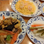 華龍飯店 - 三種野菜の漬物(右手前)　いい塩梅　こういうのがいい店って好印象