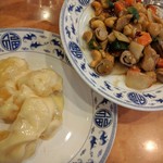 華龍飯店 - エビマヨ(左)　マヨが多いんだよマヨが　衣サクサクで美味しいんだけどさ
      鶏肉とカシューナッツの炒め(右)　カシューナッツもたっぷり
