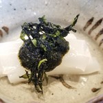 にい留 - (02)剣先烏賊(北海道函館産、7日熟成)、海苔(宮城県松島産)の佃煮、海苔(宮城県松島産)の素揚げ載せ
      良く似ている槍烏賊よりも胴が太く、身の甘みも強め。
      海苔は磯の香りがしっかりあります。