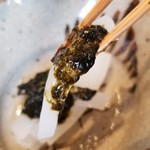 にい留 - (02)剣先烏賊(北海道函館産、7日熟成)、海苔(宮城県松島産)の佃煮、海苔(宮城県松島産)の素揚げ載せ
      7日寝かせなのに、口の中で小さくサクサクと噛む音がします！
      旨みと食感の両立にビックリ！