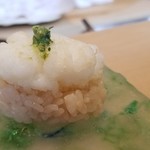 にい留 - (04)剣先烏賊(7日熟成)の天風良の握り、パセリのサルサベルデ載せ
      剣先烏賊を細工包丁を入れてから薄切りし、フワッとまとめて天風良に
      それを赤酢のシャリとで握ります
      烏賊の甘みが強くなり、しかもレア