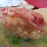 にい留 - (05)牡丹海老(4日寝かせ)の天風良の握り、プロシュート(サンダニーレ産、24ヶ月熟成)載せ
      牡丹海老は普段よりも更にレアで、モチモチ感とねっとりした甘みが強い
      プロシュートの塩味がアクセントに