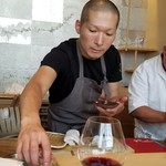 にい留 - お鮨をサーブする高橋シェフ♪
      レアなショット。(*´∀`)