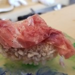 にい留 - (07)筋子(北海道産)の天風良の握り、プロシュート・ディ・パルマ(イタリア・モーラロマニョーラ黒豚の腿肉、40ヶ月熟成)載せ
      その筋子の天風良を握って、プロシュートを載せる
      なんかもう圧倒されます