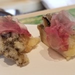 にい留 - (08)黒鮑(三重県賢島産)の天風良、プロシュート・ディ・パルマ(36ヶ月熟成)載せ
      真っ二つに切った断面から湯気が立ち昇り、磯の薫りがします
      プロシュートも天風良の余熱で脂が活性化し旨みが増します