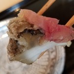 にい留 - (08)黒鮑(三重県賢島産)の天風良、プロシュート・ディ・パルマ(36ヶ月熟成)載せ
      東映の映画の磯の波しぶきのように甘みと旨みが押し寄せ、その身はブルンと軽く歯を弾く。
      くわぁ～！うまいでがんす！