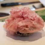 にい留 - (09)無花果(米国カリフォルニア産)の天風良、プロシュート・ディ・パルマ(36ヶ月熟成)載せ
      日本のモノと異なり、サイズも小さめで甘みが穏やかでねっとりした食感も少なめだが、プロシュートに合う！