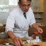 にい留 - お鮨を提供する新留大将。
      貴重な１枚です♪ヽ(´▽｀)/