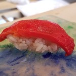 にい留 - (10)赤パプリカのお鮨
      野菜のお鮨なので、シャリの温度は35℃くらいの低めにしてあります。
      爽やかな酸味もほんのりとした甘み
      口直し的な位置付けのようです。