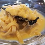 にい留 - (11)赤雲丹(熊本県天草産)のスープパスタ、海苔の天風良&赤雲丹(熊本県天草産)載せ
      赤雲丹をふんだんに使ったスープが絶品！
      海苔天に赤雲丹はにい留さんの定番なので間違いない美味しさ♪