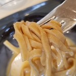 にい留 - (11)赤雲丹のスープパスタ、海苔の天風良&赤雲丹(熊本県天草産)載せ
      パスタは唐辛子を練り込んだアクセントのある平麺。
      赤雲丹の甘みとの対比で味わいの幅が拡がります。