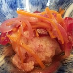 にい留 - (12)鱧(三重県伊勢湾産)天風良の南蛮漬け、イタリア風
      骨切りした鱧を天風良にして、2時間ほど香味野菜とマリネした一品。
      サッパリとした味わいです。