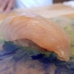 にい留 - (13)カワハギ(5日寝かせ)、肝入りの握り
      シャリとカワハギの身の間に5日寝かせた肝を挟んで握ってあります。
      この肝が全く生臭くない！(@_@)
      ちゃんと熟成され旨みが増しています。
      驚愕です！