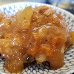 にい留 - (14)毛蟹の天風良、渡り蟹の塩辛載せ
      毛蟹は2時間煮て丁寧にアク抜きし雑味を感じない仕上がりに。
      渡り蟹の塩辛はブランデーベースに山椒&七味で味わいを整えてあります。