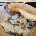 にい留 - (15)黒鮑、肝&バター入りリゾット、松茸(メキシコ産)の天風良載せ
      リゾットの炊き上がりが絶妙！
      磯の薫りにバターの豊潤さが加わり、豪華絢爛です
      ♪ヽ(´▽｀)/
      松茸は加熱され薫りが2割増し！