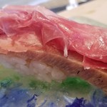 にい留 - (17)本鮪の赤身ヅケ(4時間)、クラテッロ・ネロ・パルマ（幻の黒豚、36ヶ月熟成)載せ
      アイルランド産の北大西洋黒鮪は筋が少なく良質なので敢えて日本近海の本鮪を使わずに提供しているのだそう