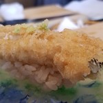 にい留 - (18)真穴子(愛知県三河湾産)の天風良の握り
      蒸し穴子や焼き穴子ではなく揚げたてホクホクの真穴子の握り！
      脂が活性化して旨みが凄いのですが、ちゃんと赤酢が受け止めて握りとして成立しています。