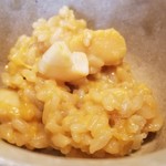 にい留 - (20)赤雲丹(熊本県天草産)&小柱の天風良の㐂邑シャリ混ぜご飯
      小柱の天風良と赤酢のシャリはマッチするものですね。
      終盤なのに難無く食べてしまいます。