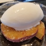 にい留 - (21)薩摩芋(シルクスイート)の天風良と濃縮ミルクのジェラート
      2時間じっくりと揚げたシルクスイートは4時間揚げと揚げ方が異なり、表面に糖質が焦げ付いてません
      これはジェラートに合わせるためみたい