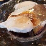 にい留 - (21)薩摩芋(シルクスイート)の天風良と濃縮ミルクのジェラート
      甘口の白ワインを濃縮ミルクのジェラート垂らして味わいに深みを加えます。
      こういう食べ方も嬉しい♪ヽ(´▽｀)/