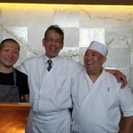 にい留 - 木村大将、新留大将、高橋シェフ、揃い踏み。
      皆さんの弾ける笑顔が素敵です♪ヽ(´▽｀)/
      カウンターのこちら側も漏れ無く笑顔です♪o(^o^)o