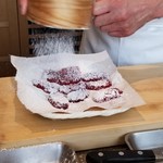 にい留 - (07)筋子(北海道産)の天風良
      なんと筋子の天風良はサラッと揚げて、火入れしたとは思えないほど薄皮も濁らず。
      しかし、甘みが強烈に増し、新留大将の技に驚愕。