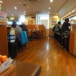Koko Ichibanya - 入り口から見たテーブル席とカウンター席