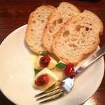 Kimama Diner Spoon - モッツァレラチーズ&ドライトマト、バケットのお通し