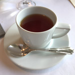 レストラン ヴァリエ - 小菓子の時におかわり聞いてくれて、
      お言葉に甘えて2杯目は紅茶♪