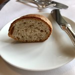 レストラン ヴァリエ - パン一つ目。