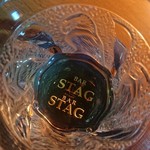 STAG - コースター文字とグラスの底の文字を並べると綺麗