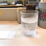 春木屋 - なくなるとすぐ注いでくれるお冷