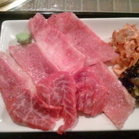 みやび 六本木店 - 焼肉のお肉アップ！モモ肉5枚+バラ肉3枚です。