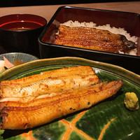 大満足！白焼き半匹＆蒲焼き半匹の鰻重を楽しめる『源平重』