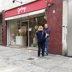 GALUP S.P.A. - 店の前には典型的なイタリア人夫妻