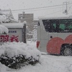 米澤たい焼店 - 朝、旅館を出る時は雪が一杯